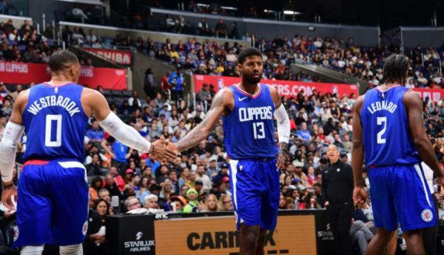 开云app官网下载-韦少对被换下场感到错愕 快艇变阵他又是牺牲品？