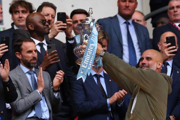 开云官方app入口-德比捧杯曼城向三冠再迈一步，“攻陷地球”只剩一场