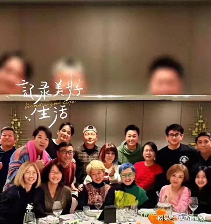 开云官方app入口-55岁吴奇隆参加同学聚会，头发乌黑茂密头大了一圈